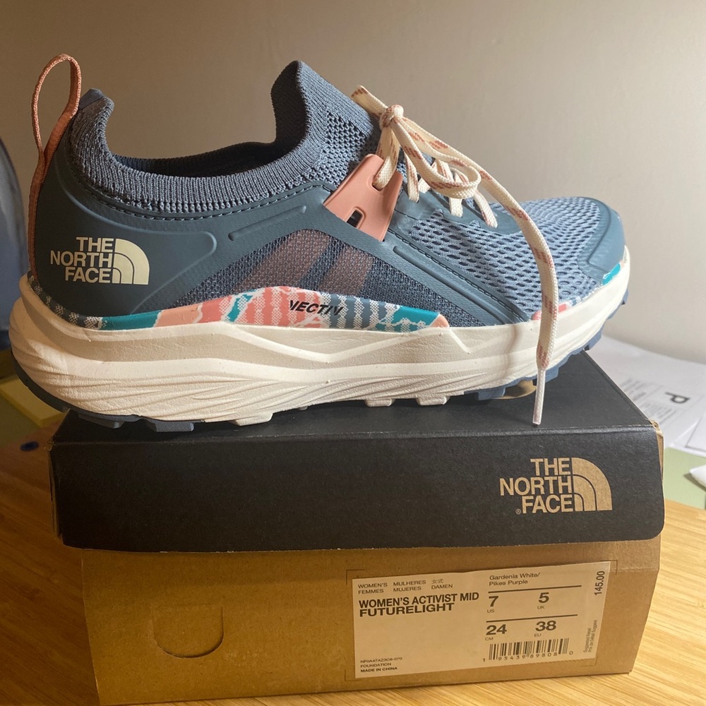 BRAND NEW Size 7.5-North Face Womens Activist Mid Futurelight Sneakers MSRP $145
